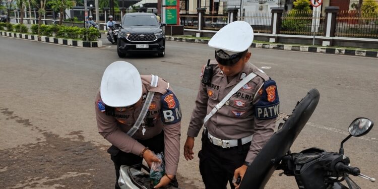 Polisi Cirebon Bantu Pemotor Kehabisan Bensin di Kawasan Sumber