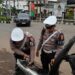 Polisi Cirebon Bantu Pemotor Kehabisan Bensin di Kawasan Sumber