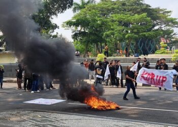 Mahasiswa Demo di Kantor Bupati, Soroti APBD 2026 dan Infrastruktur Rusak