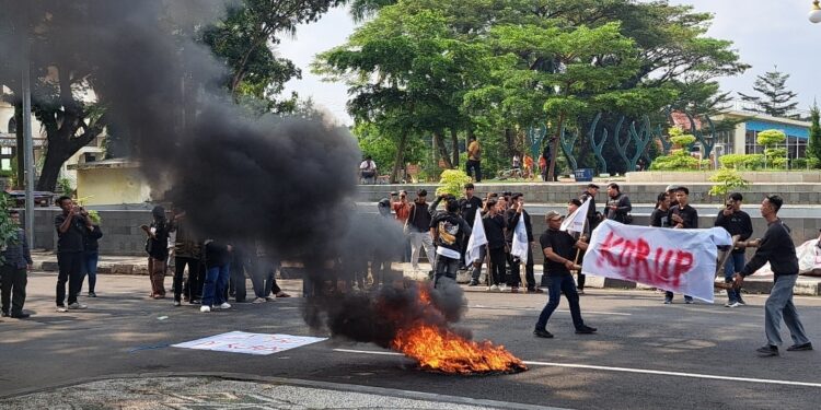 Mahasiswa Demo di Kantor Bupati, Soroti APBD 2026 dan Infrastruktur Rusak