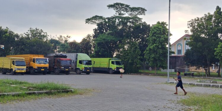 Truk Tronton Kuasai Kantong Parkir, Warga Watubelah Resah
