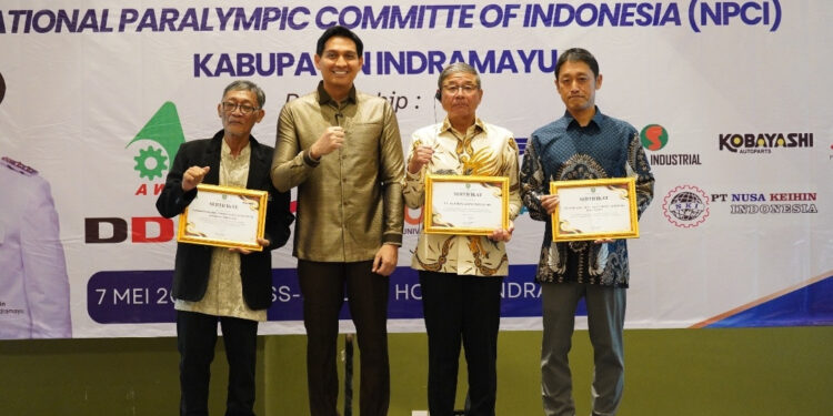 Bantu Atlet Disabilitas, Bupati Lucky Hakim Berikan Kursi Roda dari Program CSR Perusahaan Jepang
