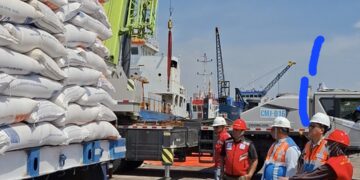 Kolaborasi Perdana Pelindo dan Bulog, 2.000 Ton Beras Diberangkatkan dari Jawa ke Sumatera