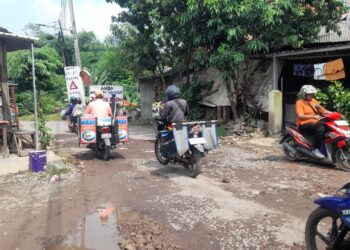 Jalan Ki Ageng Tapa Astapada Rusak Parah, Warga Harap Segera Diperbaiki
