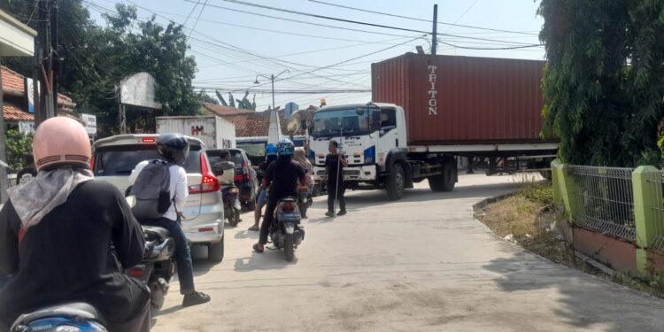 Truk Bertonase Besar Masih Bebas Melintas, Warga Soroti Lemahnya Penegakan Aturan