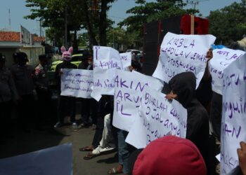 Kawal Sidang, Warga Indramayu Tuntut Keadilan Pembunuhan Satu Keluarga Paoman 