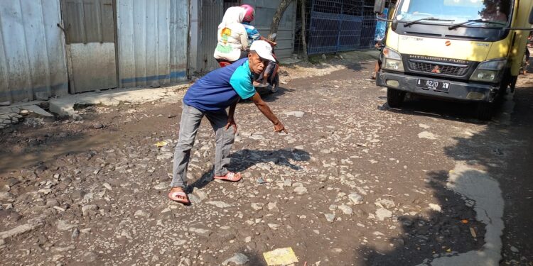Warga Ancam Pasang Portal, Jalan Poros Suci–Mundu Pesisir Rusak Parah dan Telan Korban
