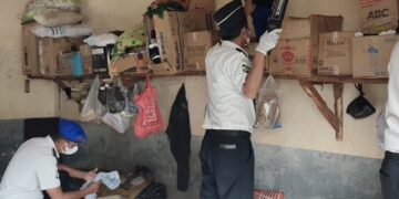 Wujudkan Zero Halinar, Lapas Kelas II B Indramayu Gelar Razia Gabungan di Kamar Napi