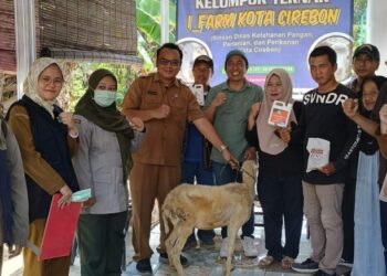 Noupel Serahkan Bantuan Program Pokirnya ke Kelompok Tani Ternak I_Farm