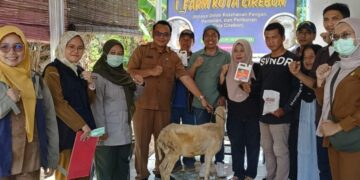 Noupel Serahkan Bantuan Program Pokirnya ke Kelompok Tani Ternak I_Farm