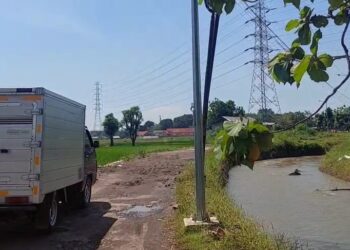 Jalan Wisata Talun Rusak, Warga Pasang Spanduk Protes