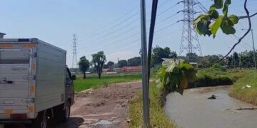 Jalan Wisata Talun Rusak, Warga Pasang Spanduk Protes