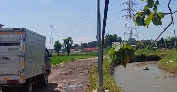Jalan Wisata Talun Rusak, Warga Pasang Spanduk Protes