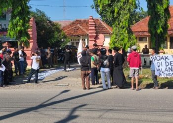 Warga Astanajapura Protes Jalan Rusak, Pemkab Dinilai Lamban