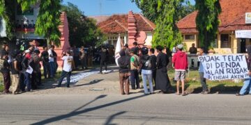 Warga Astanajapura Protes Jalan Rusak, Pemkab Dinilai Lamban