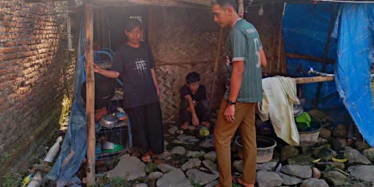 8 Tahun Tinggal di Rumah Reyot, Keluarga Mulyadi Butuh Bantuan