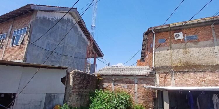 MCK Sekolah Berdiri di Atas Sungai, Warga Keluhkan Bau Limbah