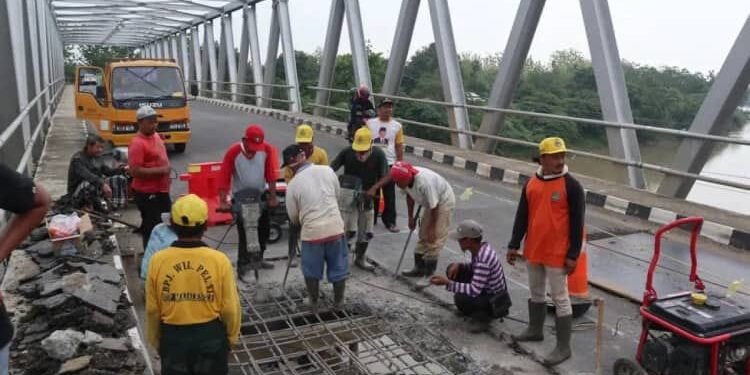 Masuki Tahap Perbaikan Jembatan Monjot Majalengka Ditutup Total