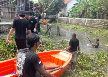 Warga dan Instansi Gotong Royong Bersihkan Sungai Asam Jajar