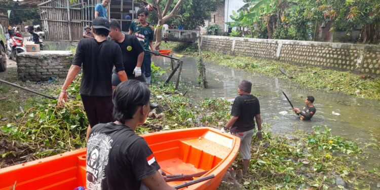 Warga dan Instansi Gotong Royong Bersihkan Sungai Asam Jajar