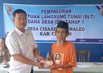 Pemdes Cisaat Salurkan BLT Dana Desa kepada Warga Penerima Manfaat