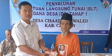 Pemdes Cisaat Salurkan BLT Dana Desa kepada Warga Penerima Manfaat