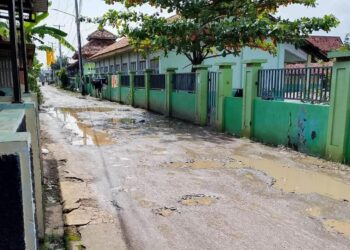 Warga Keluhkan Jalan Karangwangun–Pakusamben Rusak Bertahun-tahun