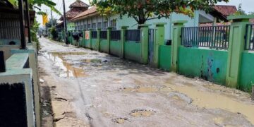 Warga Keluhkan Jalan Karangwangun–Pakusamben Rusak Bertahun-tahun