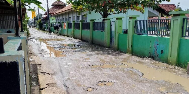 Warga Keluhkan Jalan Karangwangun–Pakusamben Rusak Bertahun-tahun