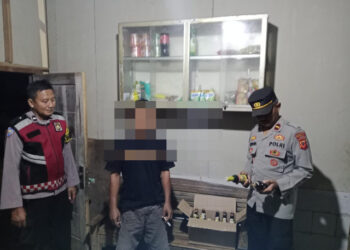 Gelar Patroli Malam, Polsek Kedokanbunder Amankan Puluhan Botol Miras