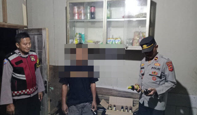 Gelar Patroli Malam, Polsek Kedokanbunder Amankan Puluhan Botol Miras