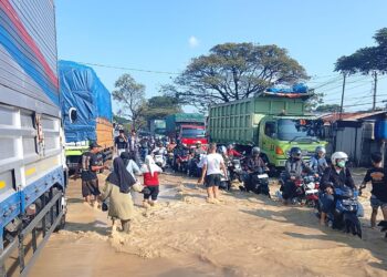 Banjir Rendam Jalur Pantura Cirebon, Ratusan Kendaraan Terjebak