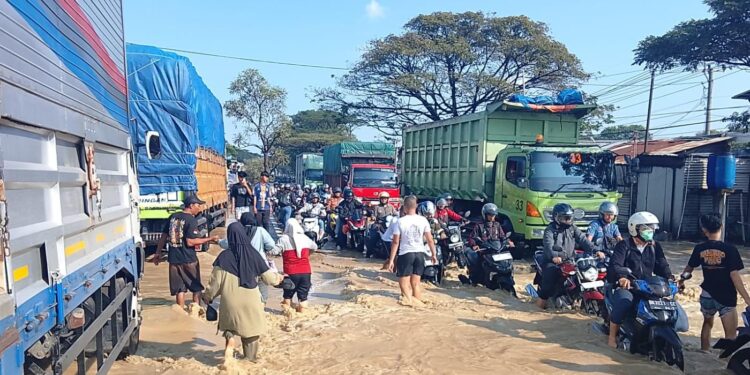 Banjir Rendam Jalur Pantura Cirebon, Ratusan Kendaraan Terjebak