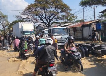 Polisi Terapkan Contraflow di Jalur Pantura Pangenan Akibat Banjir