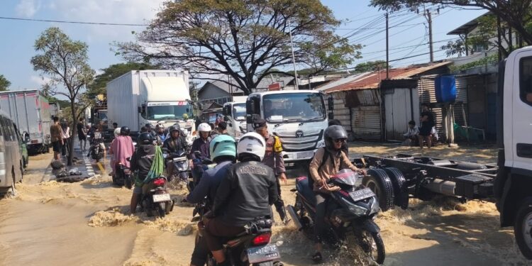 Polisi Terapkan Contraflow di Jalur Pantura Pangenan Akibat Banjir