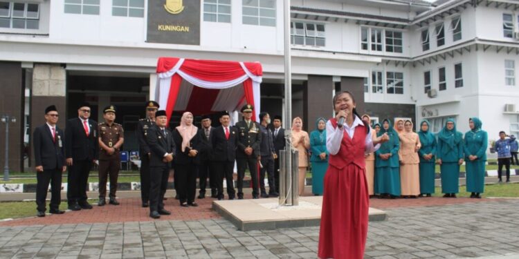 Suara Siswi SD Warnai Upacara Harkitnas Kuningan