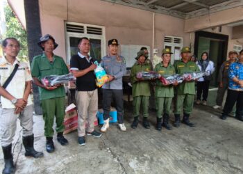 Satpol PP Jabar Bantu Satlinmas Korban Banjir Pangenan