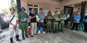 Satpol PP Jabar Bantu Satlinmas Korban Banjir Pangenan