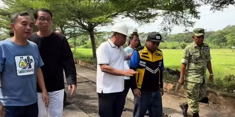Bupati Eman Pastikan Proyek Perbaikan Jalan Cigasong–Jatiwangi Tepat Waktu