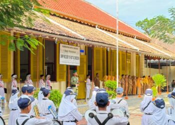 Babinsa Jadi Pembina Upacara di SMPN 16 Kota Cirebon, Tanamkan Disiplin dan Wawasan Kebangsaan