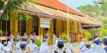 Babinsa Jadi Pembina Upacara di SMPN 16 Kota Cirebon, Tanamkan Disiplin dan Wawasan Kebangsaan