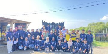 Mahasiswa UMC Cirebon Bersihkan Pantai Jongor