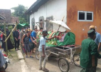 Tangis Keluarga Pecah, Saat Jenazah Korban Tenggelam di Pantai Lakey Dompu NTB Tiba di Rumah Duka