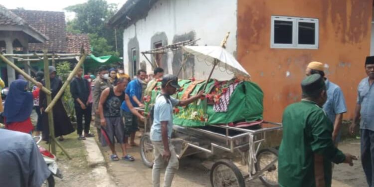 Tangis Keluarga Pecah, Saat Jenazah Korban Tenggelam di Pantai Lakey Dompu NTB Tiba di Rumah Duka