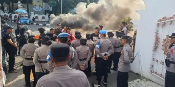 Kecewa Hanya Ditemui Wakil Ketua DPRD, Mahasiswa Walk Out