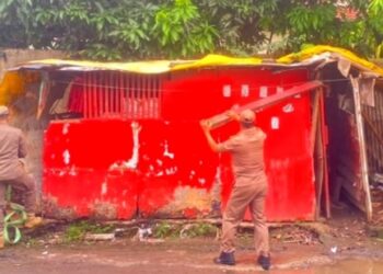Belasan Lapak Ilegal Dibongkar Satpol PP Kota Cirebon 