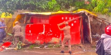 Belasan Lapak Ilegal Dibongkar Satpol PP Kota Cirebon 