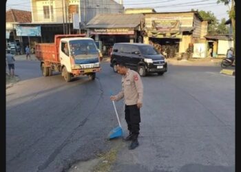 Polisi Bergerak Cepat Tangani Ceceran Oli di Bundaran Kedawung