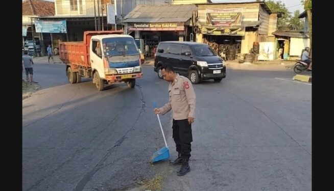 Polisi Bergerak Cepat Tangani Ceceran Oli di Bundaran Kedawung