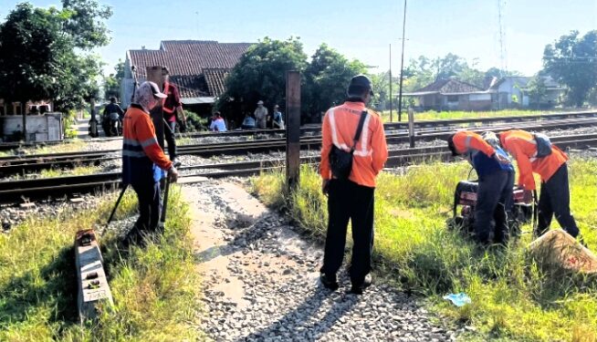 Kembali, KAI Daop 3 Cirebon Tutup Perlintasan Sebidang Ilegal di Subang